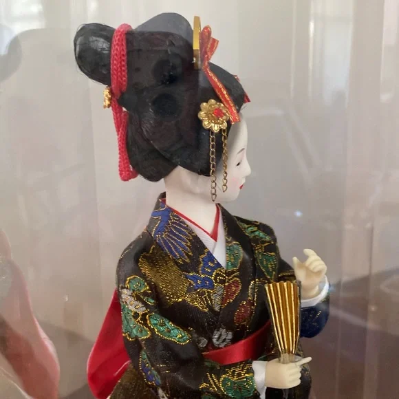 Elegant Japanese Geisha Doll in Display Case - Picture 10 of 13